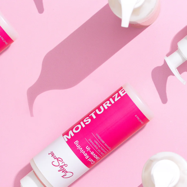 Curly Secret Curl Reviving Leave-in in sfeeromgeving met roze achtergrond