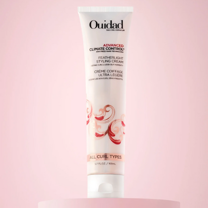 Ouidad Advanced Climate Control Styling Cream in een studo met roze achtergrond