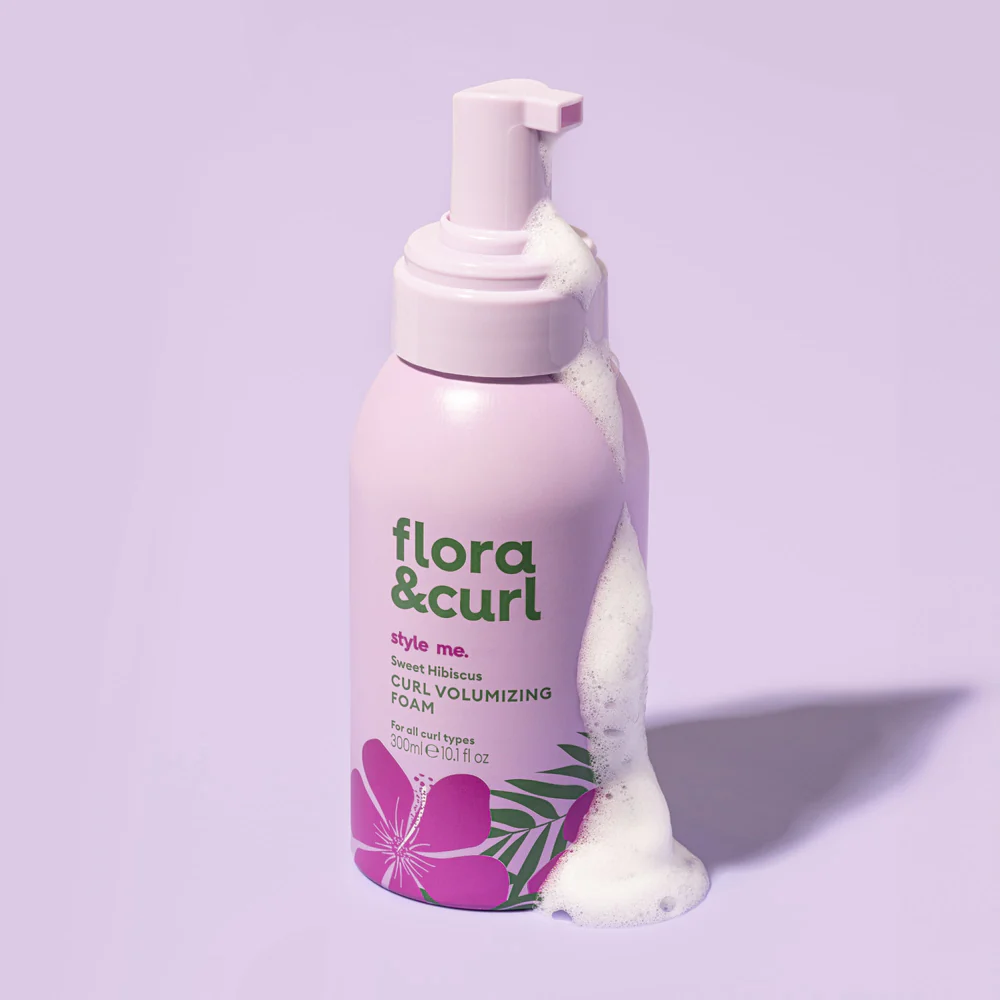 Flora & Curl Sweet Hibiscus Curl Volumizing Foam sfeerfoto