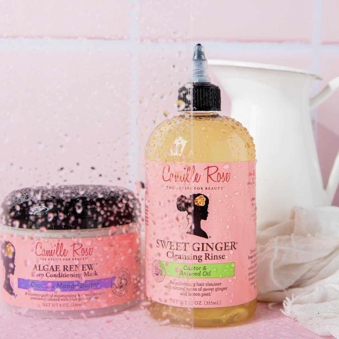 Camille Rose Sweet Ginger Cleansing Rinse in sfeeromgeving in een douche met roze tegels