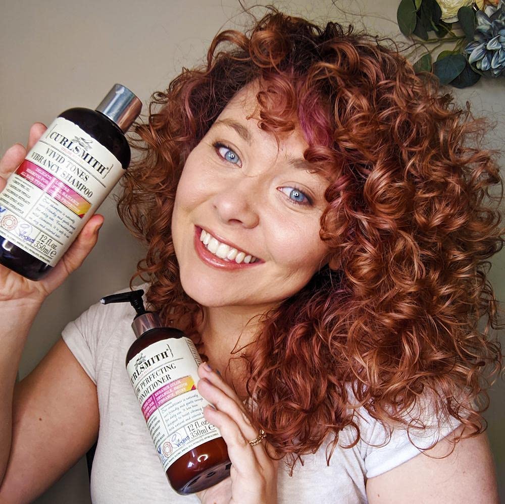 vrouw met color recipe conditioner en shampoo